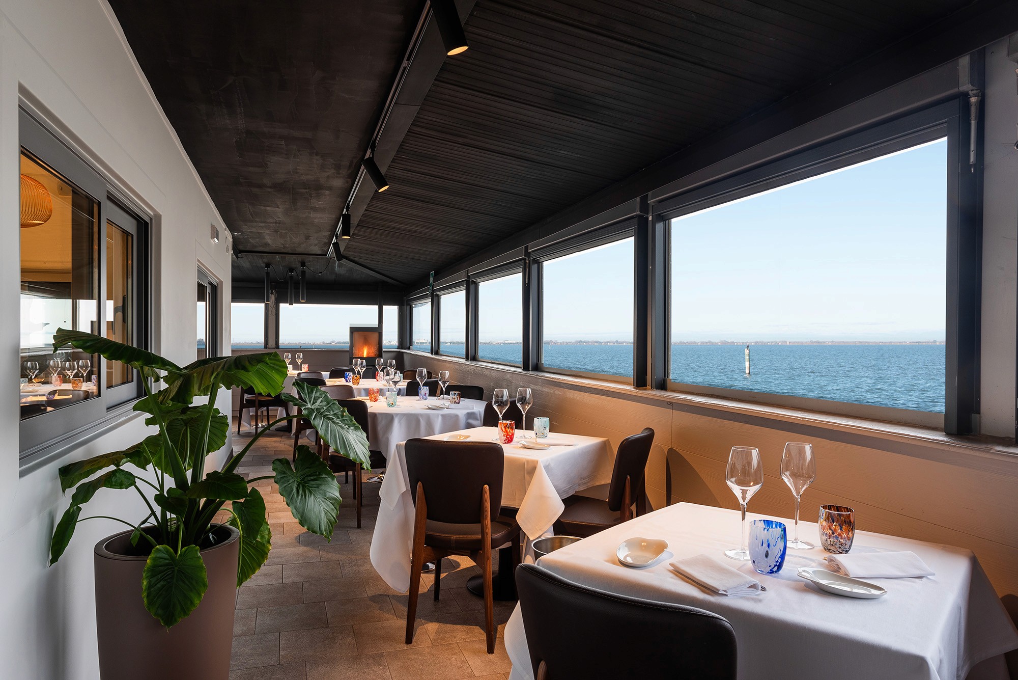 Ambiente di ospitalità con una luminosa vista sul mare